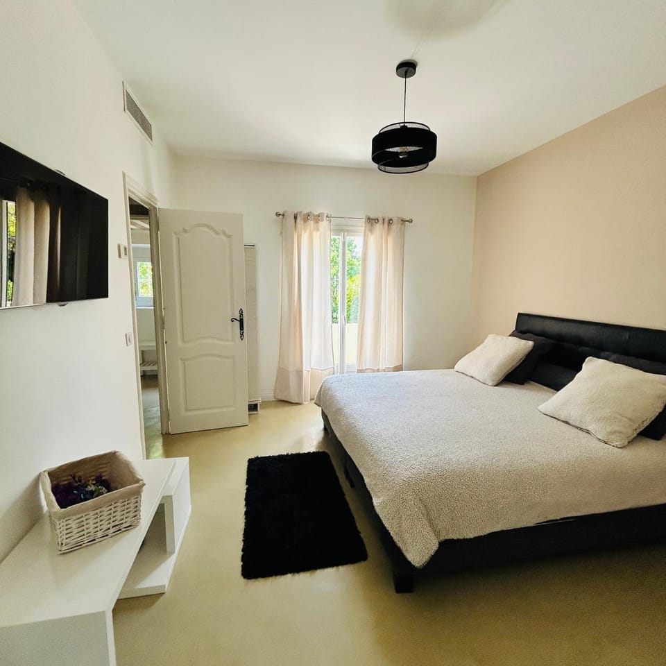 Bed, Photo of the whole room, Bedroom, air conditioner