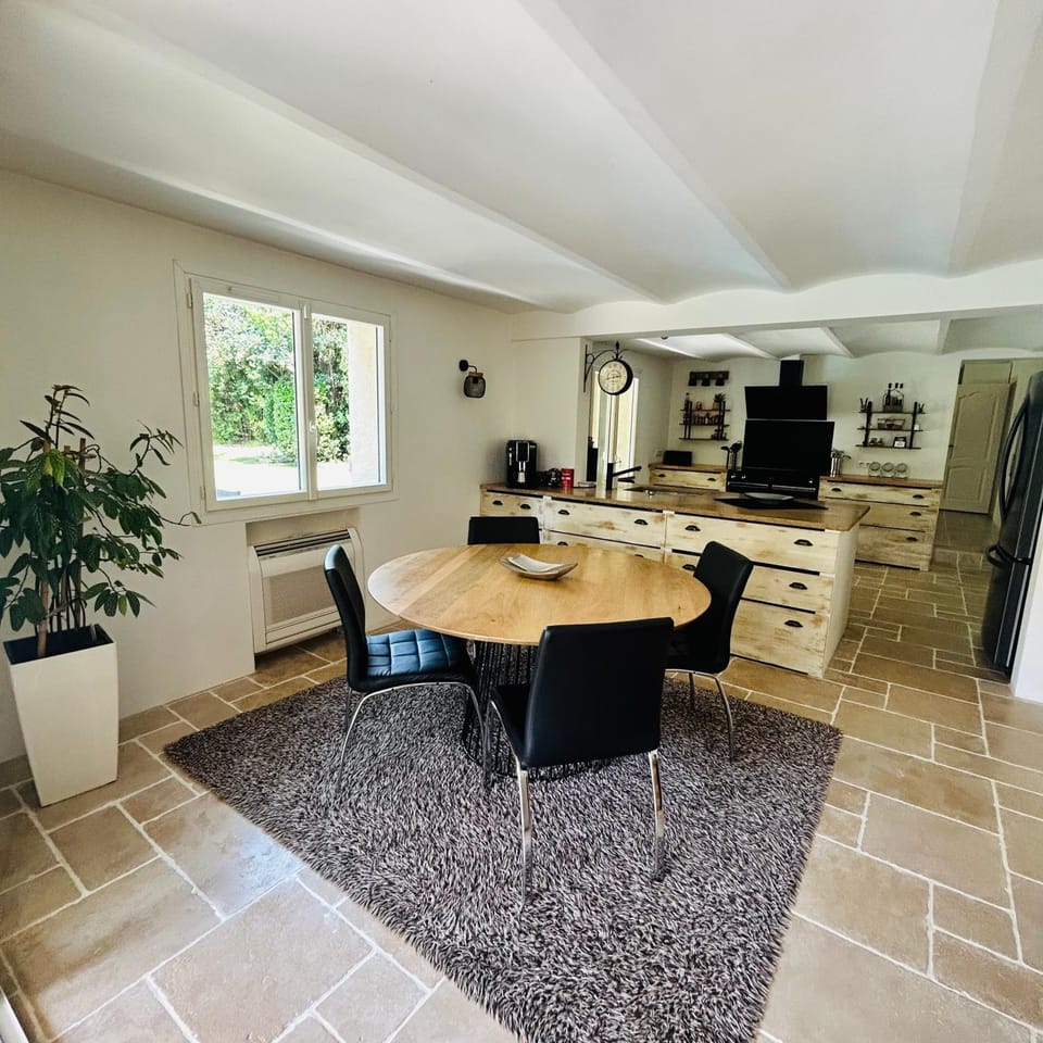 Kitchen or kitchenette, Dining area, air conditioner