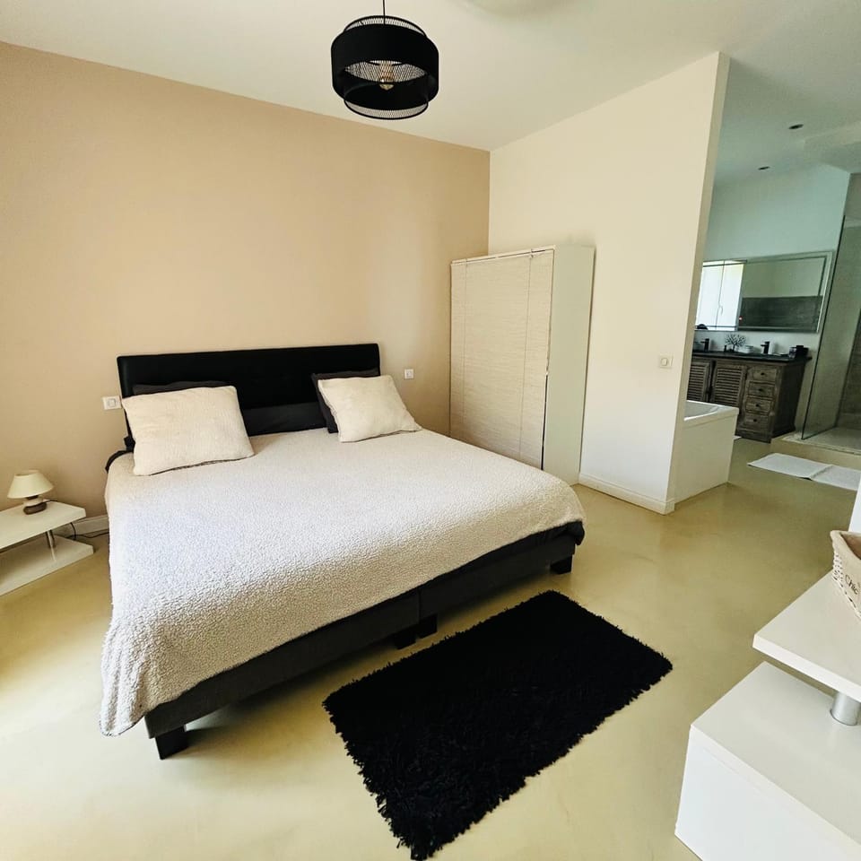 Bed, Photo of the whole room, Bedroom, air conditioner