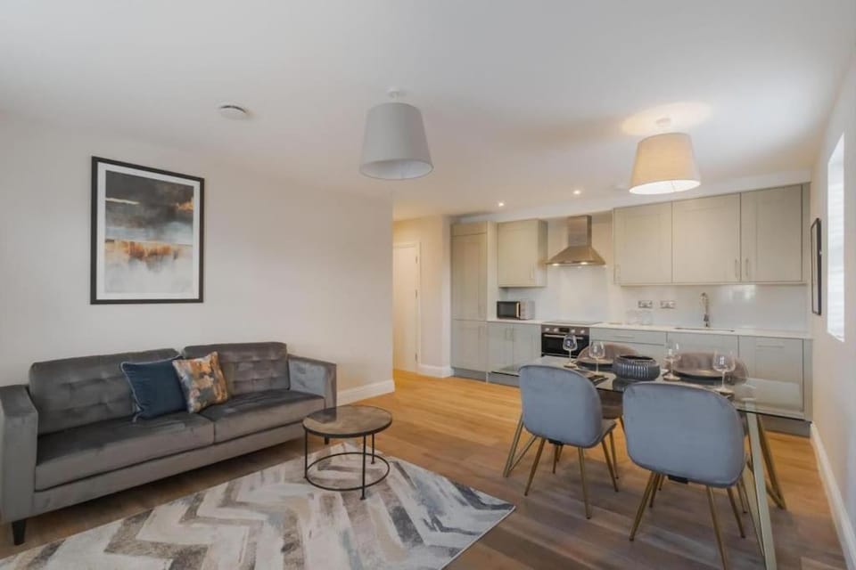 Stylish 2 Bed 2 Bath Apartment - Allocated Parking - By Tempstay Apartment in Windsor