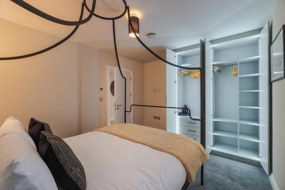 Stylish 2 Bed 2 Bath Apartment - Allocated Parking - By Tempstay Apartment in Windsor