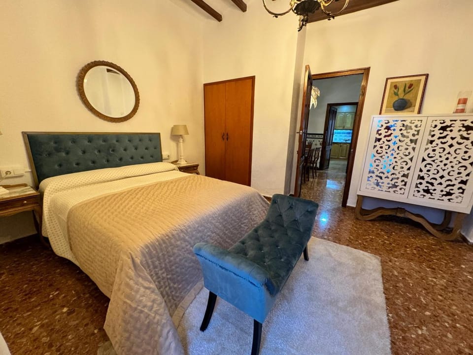 Photo of the whole room, Bedroom