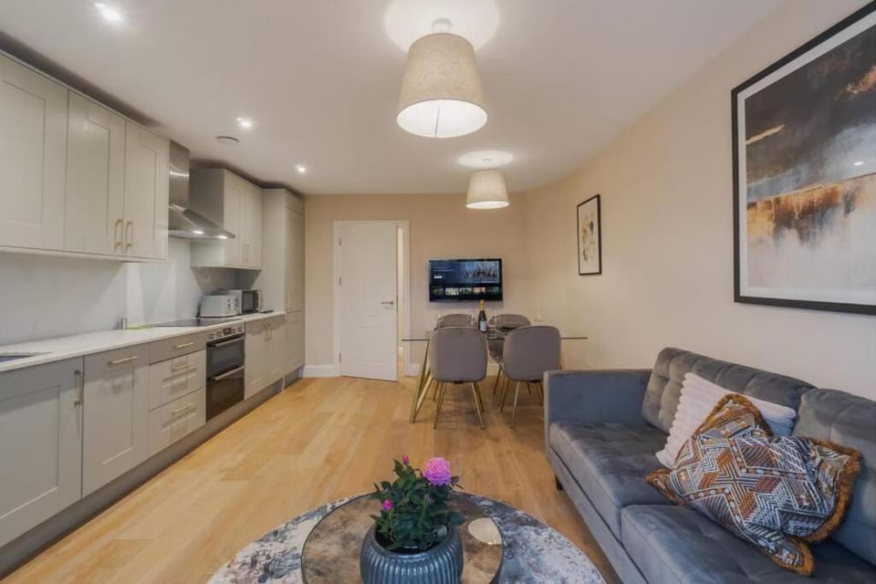 Modern 2 Bed Apartment - Allocated Parking - By Tempstay Apartment in Windsor