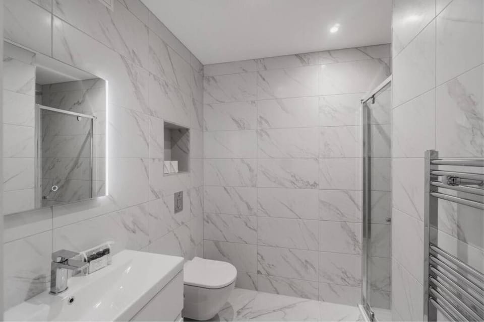 Modern 2 Bed Apartment - Allocated Parking - By Tempstay Apartment in Windsor