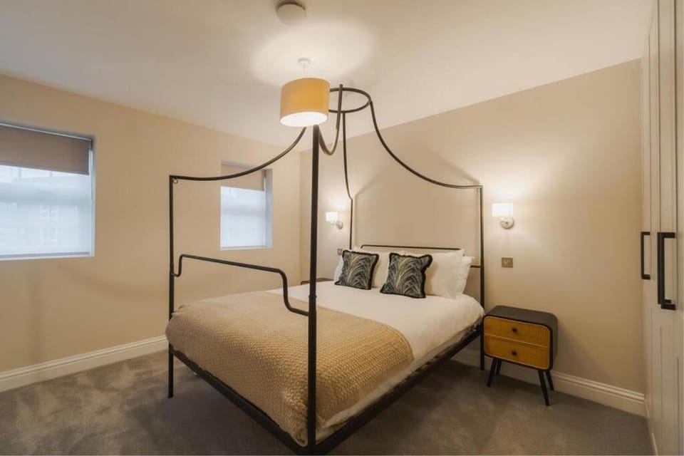 Modern 2 Bed Apartment - Allocated Parking - By Tempstay Apartment in Windsor