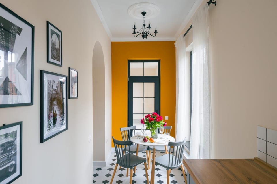 Kitchen or kitchenette, Dining area