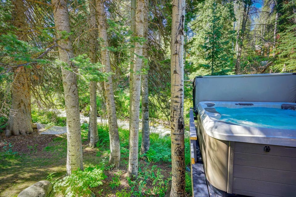 Solitude Mountain Cabin: Creek-Side View & Hot Tub Cabin in Wasatch County