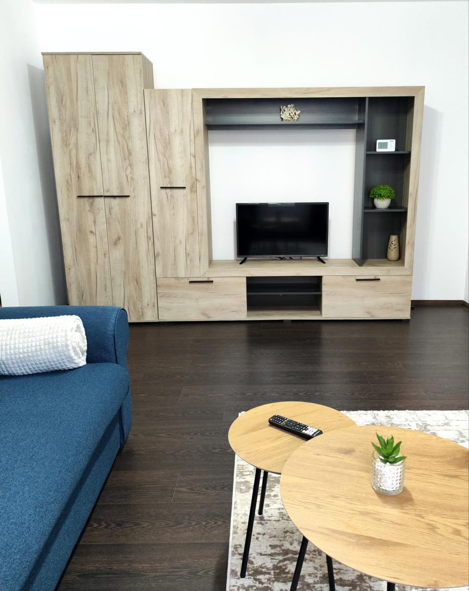 TV and multimedia, Living room, Seating area, Evening entertainment