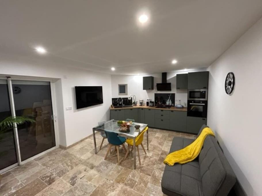Communal lounge/ TV room, TV and multimedia, Kitchen or kitchenette, Living room, Dining area, minibar, pet friendly