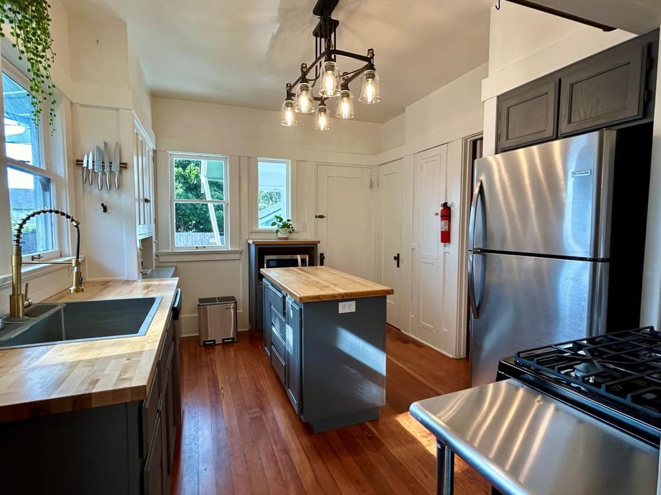 *Boho Bungalow-King-Backyard-Full Kitchen-W/D* House in Eureka