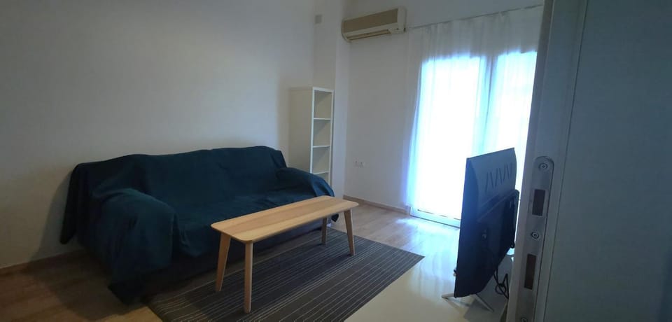 TV and multimedia, Living room, Seating area, air conditioner