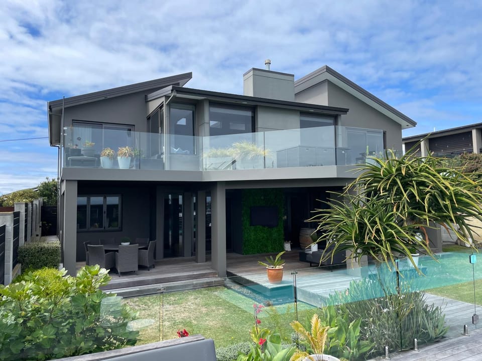 Sumner, Christchurch Lush 2 Bdrm Ground Level Apt with Private Pool located on Scarborough Hill House in Christchurch