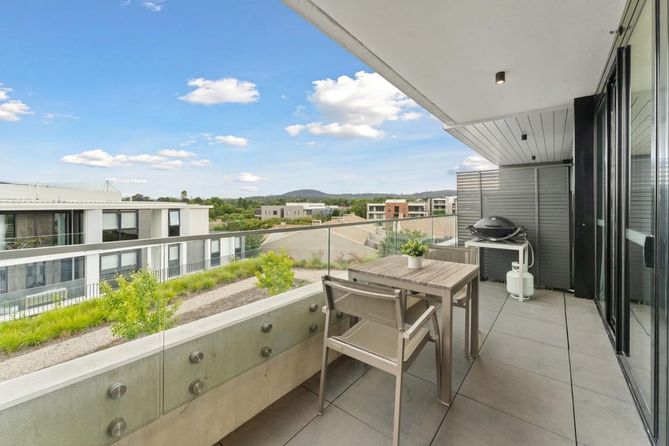 Perfect Location 1-Bed with Balcony, BBQ & Parking Apartment in Canberra