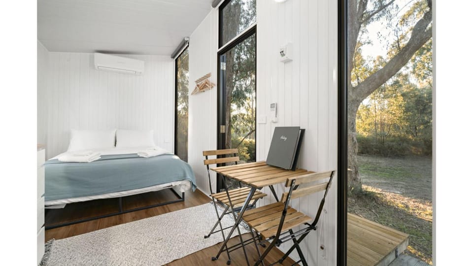Bed, Dining area