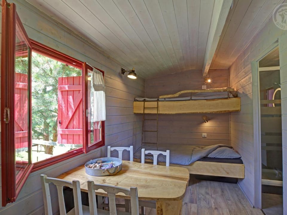 Roulotte pittoresque 4 pers avec animaux admis, draps et ménage inclus - FR-1-496-308 House in Auvergne-Rhône-Alpes