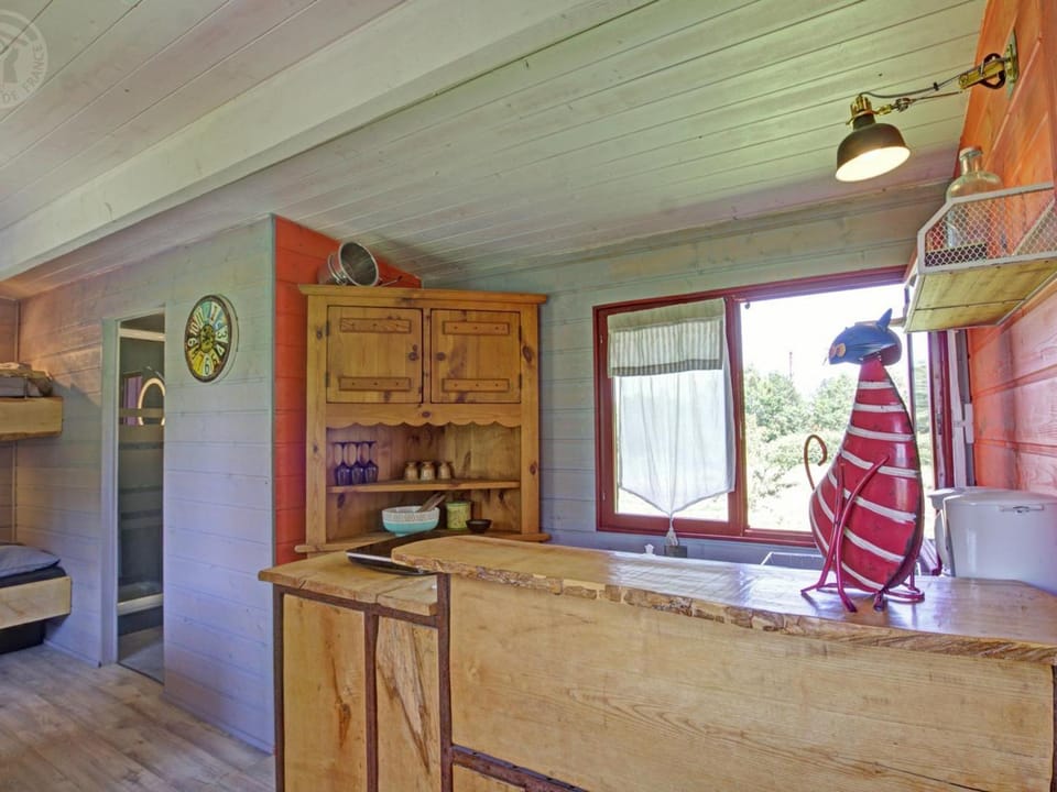 Roulotte pittoresque 4 pers avec animaux admis, draps et ménage inclus - FR-1-496-308 House in Auvergne-Rhône-Alpes