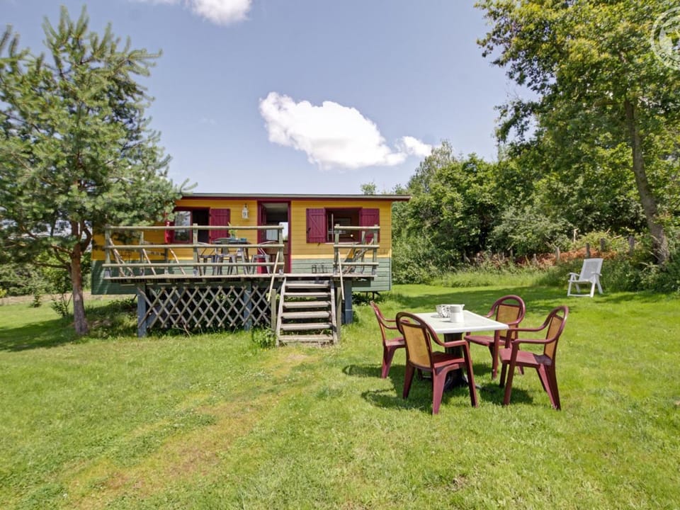 Roulotte pittoresque 4 pers avec animaux admis, draps et ménage inclus - FR-1-496-308 House in Auvergne-Rhône-Alpes