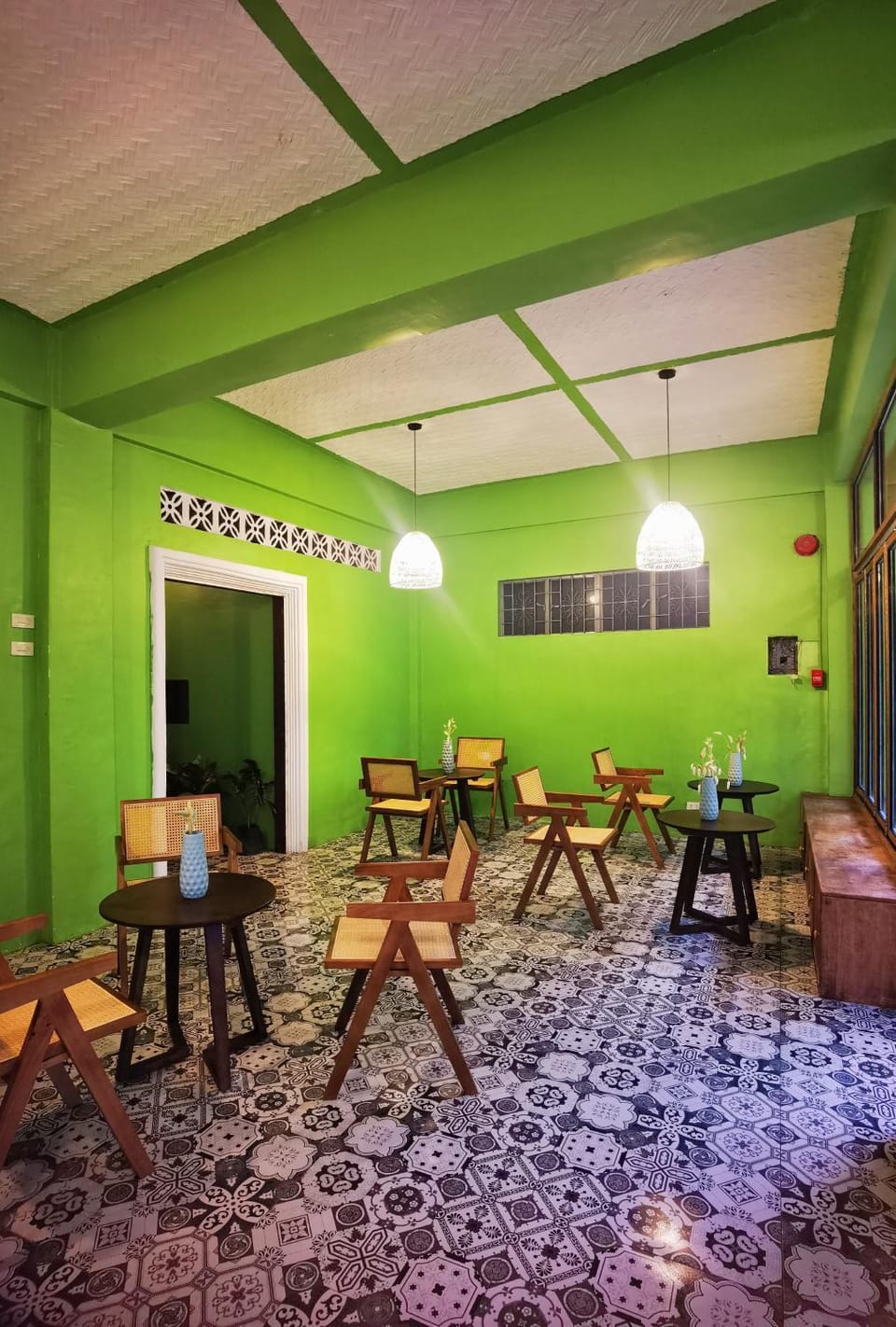 Restaurant/places to eat, Seating area