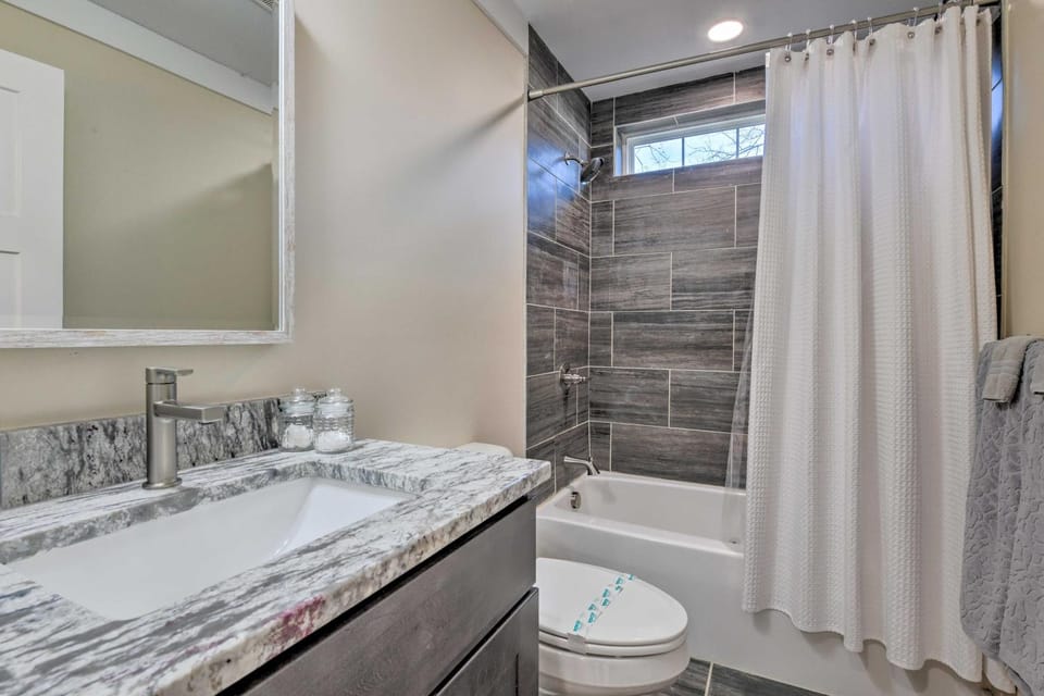 Shower, Toilet, Bathroom, Bath, towels