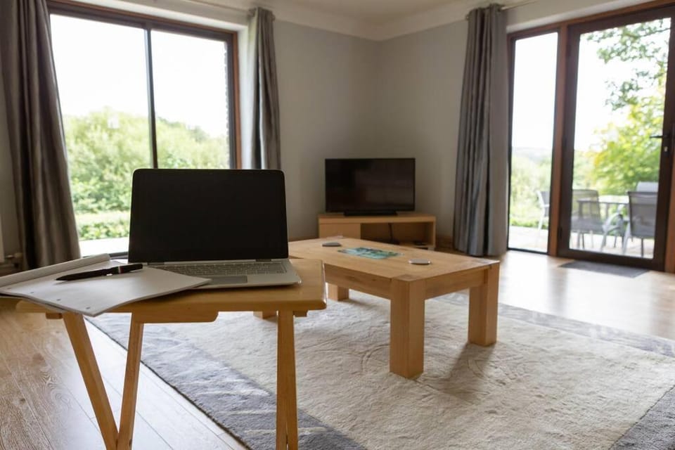 Spacious bungalow with estuary views near Llansteffan House in Llansteffan