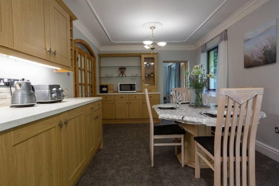 Coffee/tea facilities, Kitchen or kitchenette, Dining area, dishwasher, fireplace, minibar, pet friendly, stove, toaster