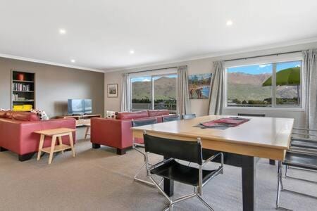Wanaka 'Mount Iron Edge' with Mountain Views House in Wanaka