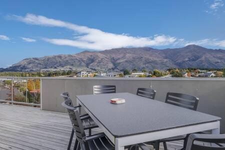 Wanaka 'Mount Iron Edge' with Mountain Views House in Wanaka