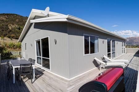Wanaka 'Mount Iron Edge' with Mountain Views House in Wanaka
