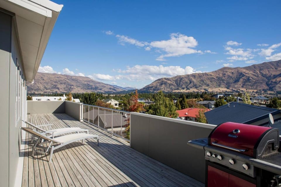 Mount Iron 'The Big House' 2 kitchens 2 living House in Wanaka