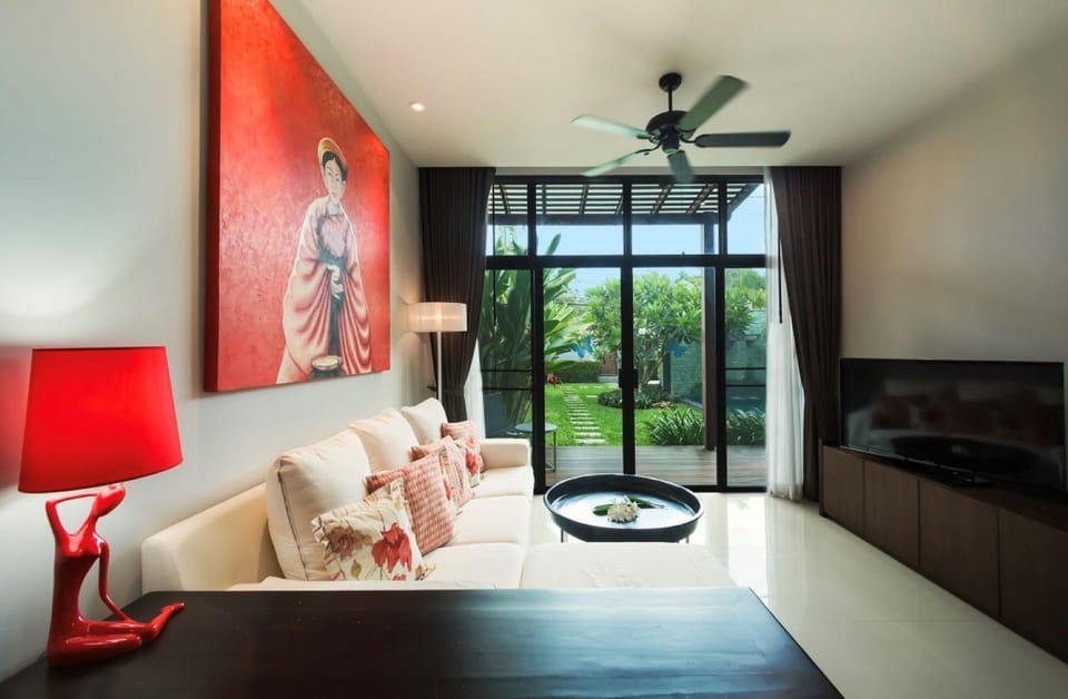 Communal lounge/ TV room, TV and multimedia, fireplace