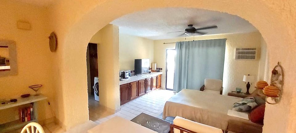 TV and multimedia, Living room, Photo of the whole room, Seating area, fireplace, hair dresser, air conditioner