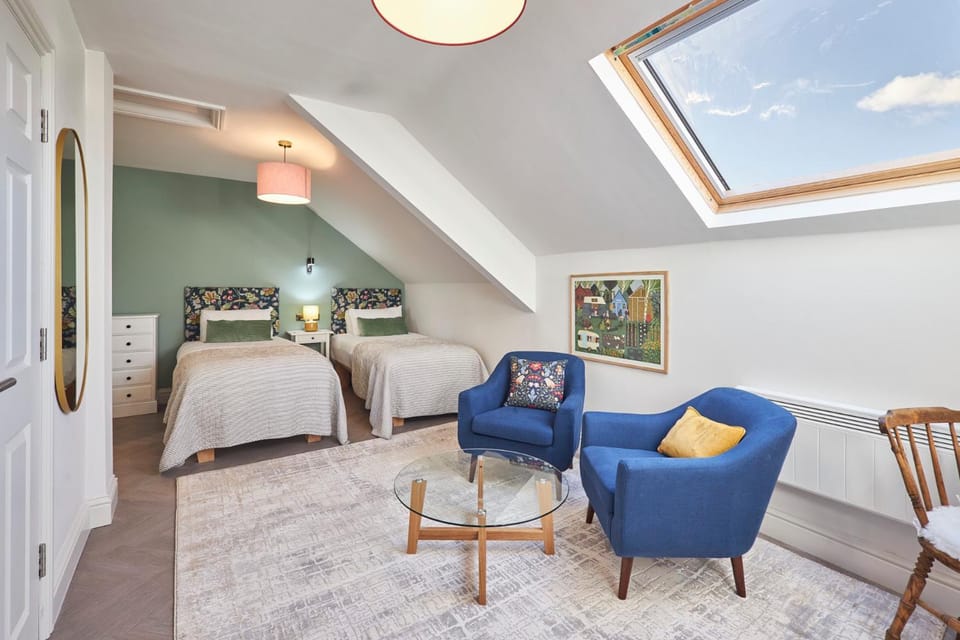Bed, Living room, Photo of the whole room, Seating area, Dining area
