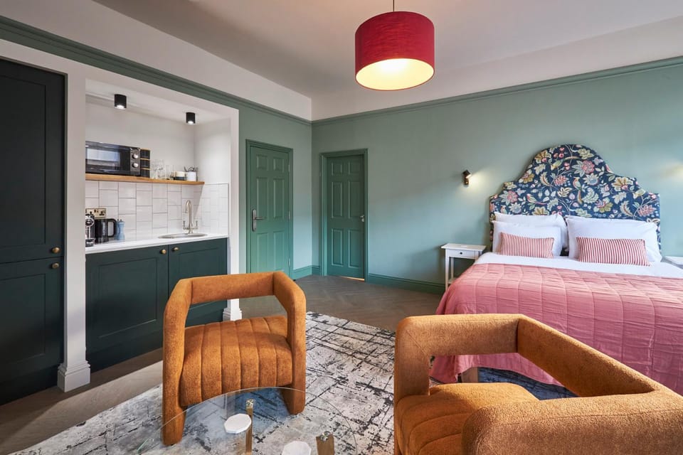 Bed, TV and multimedia, Kitchen or kitchenette, Living room, Photo of the whole room, Seating area, Bedroom