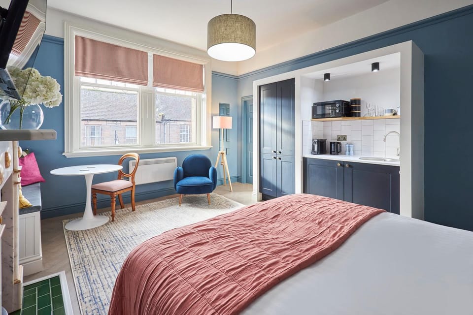 Bed, TV and multimedia, Kitchen or kitchenette, Seating area