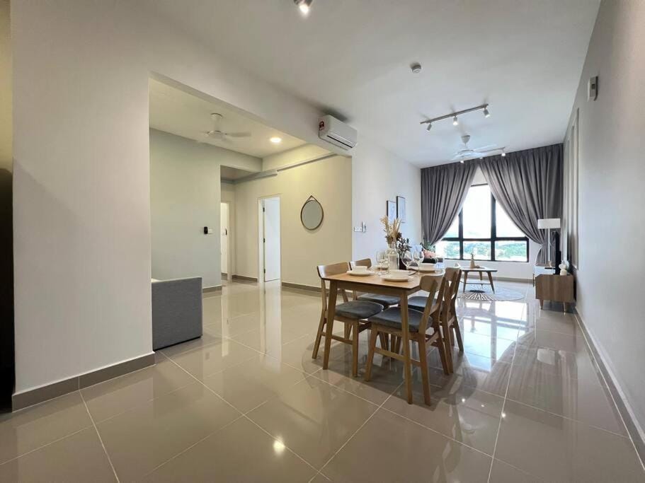 2R2B Spacious B2 @ Kajang - 8pax (33A-11) Apartment in Negeri Sembilan, Malaysia