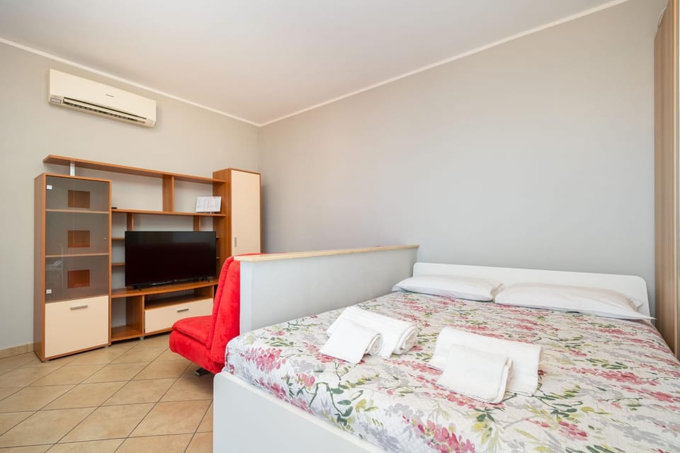 Bed, TV and multimedia