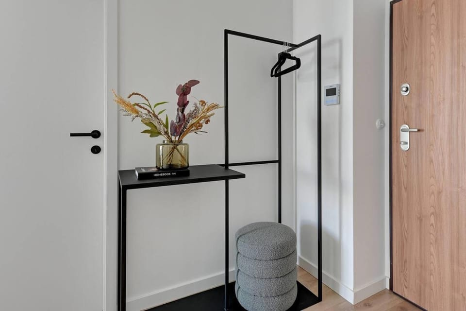 Facade/entrance, wardrobe