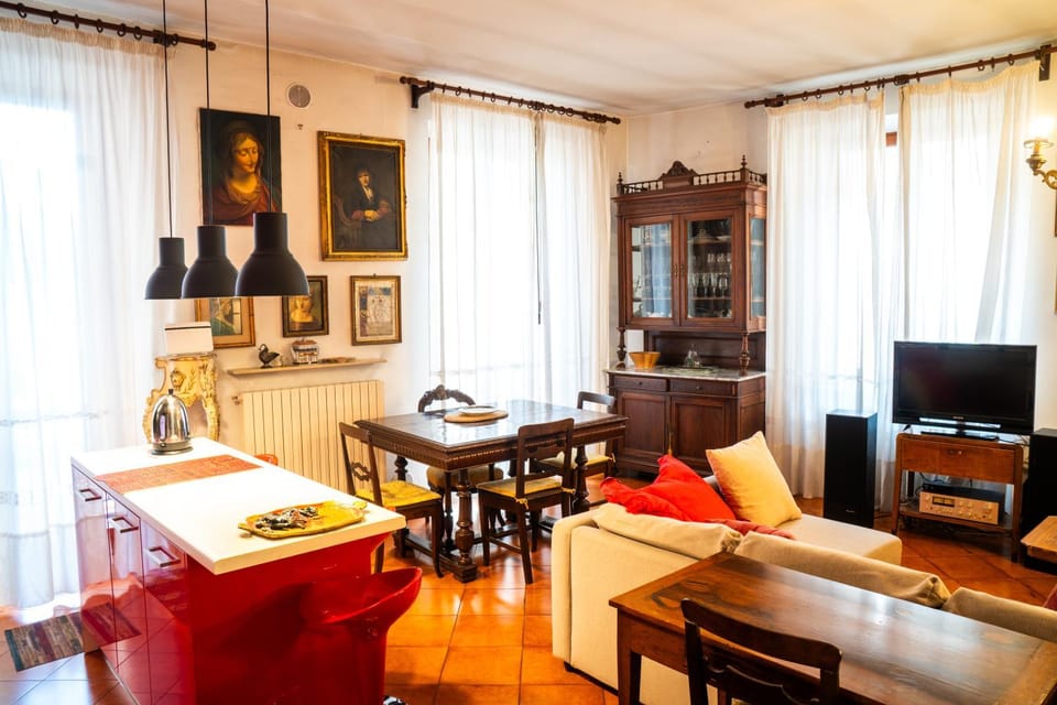 Communal lounge/ TV room, TV and multimedia, Living room, Seating area, Dining area
