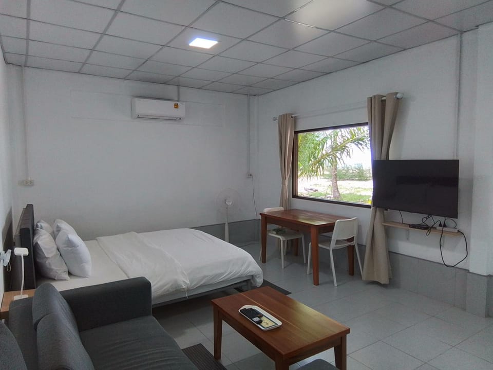 Bed, TV and multimedia, Photo of the whole room, Seating area, air conditioner