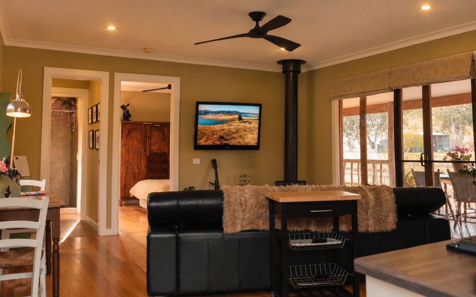 Property building, Spring, Day, TV and multimedia, Living room, Seating area, Dining area, fireplace, fireplace, heating