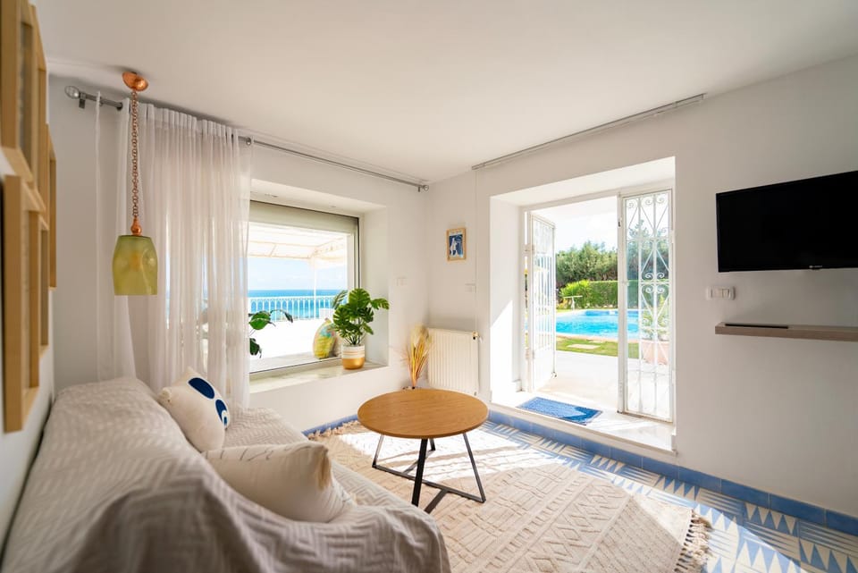 Bed, Natural landscape, TV and multimedia, View (from property/room), Living room, Sea view