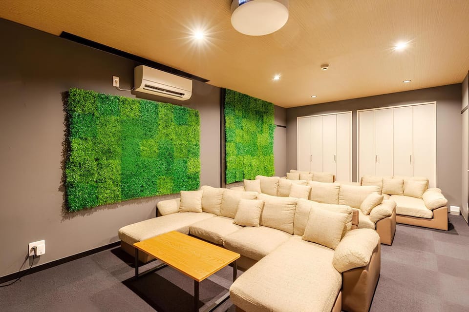 TV and multimedia, Seating area, air conditioner