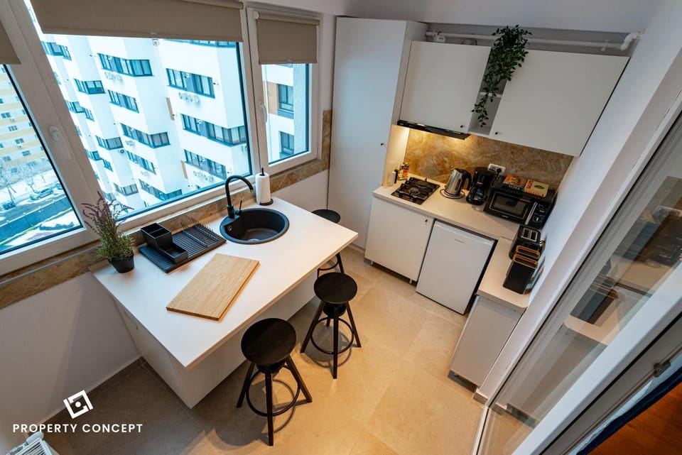 Kitchen or kitchenette, Dining area, minibar, stove