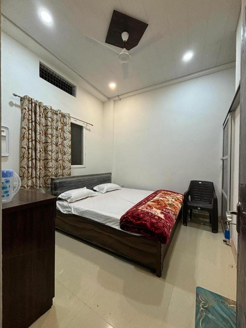 Madhuri Guest House Hotel in Varanasi