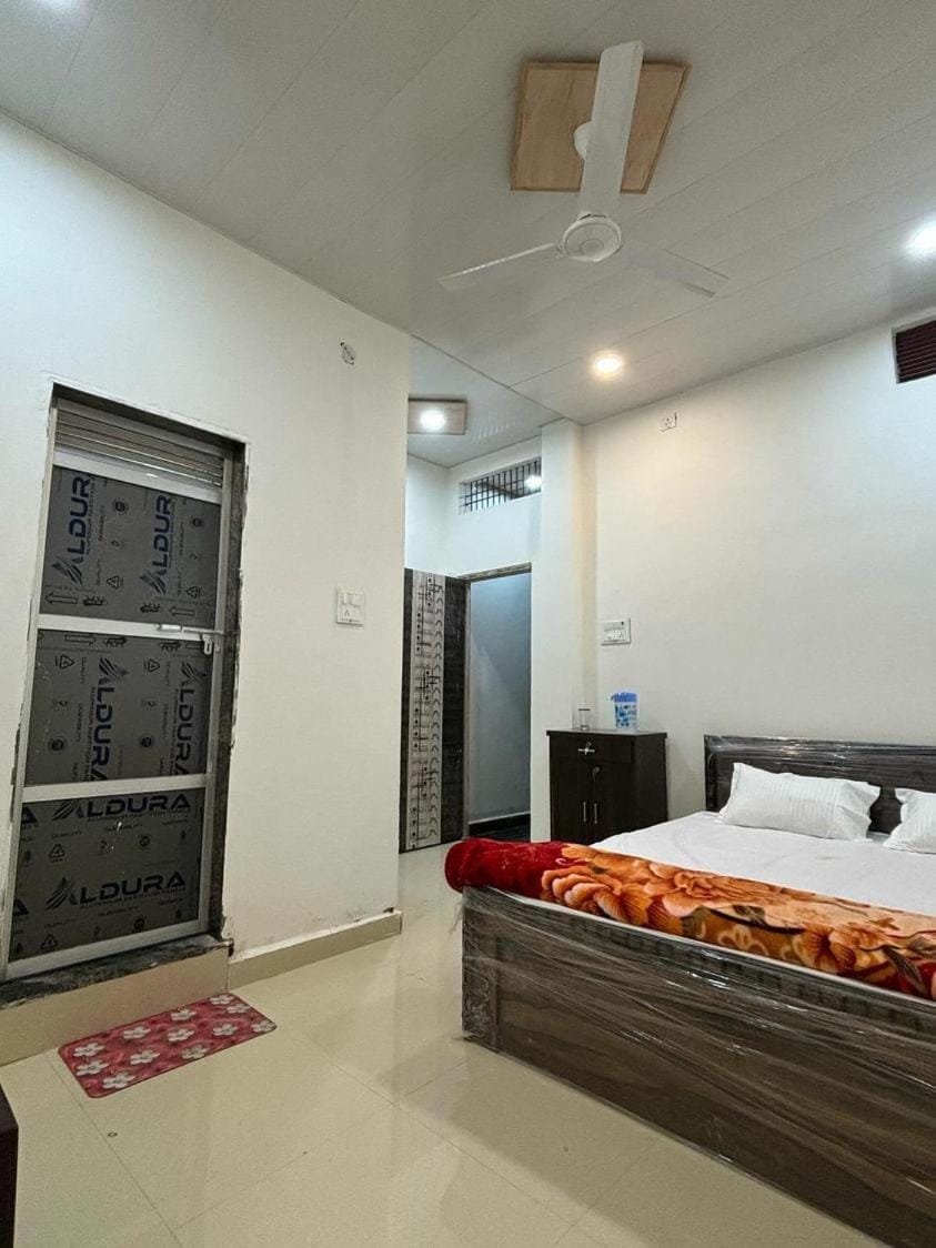 Madhuri Guest House Hotel in Varanasi