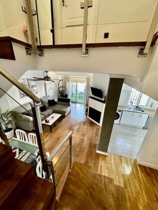Kitchen or kitchenette, dishwasher, oven