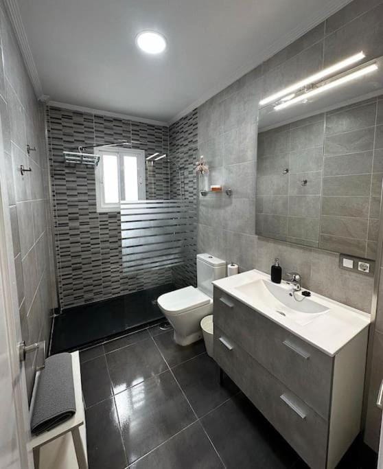 Shower, Toilet, Bathroom, Bath, bidet, towels