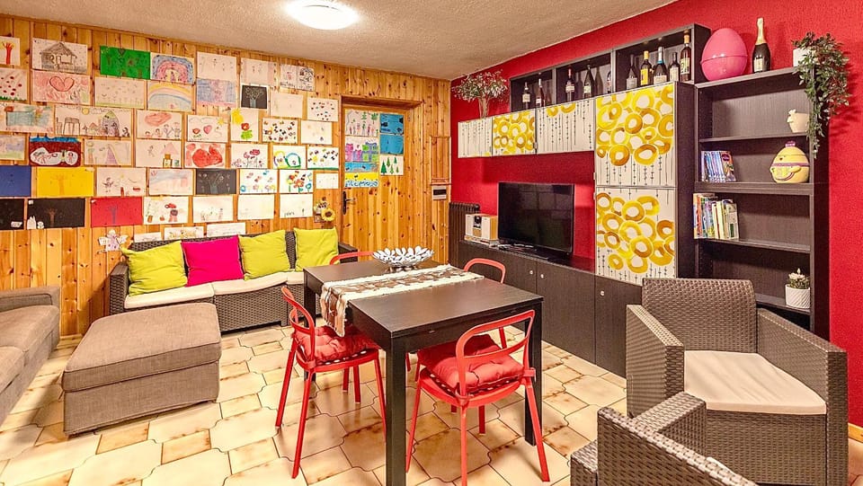 Communal lounge/ TV room, TV and multimedia, Living room, Dining area, Lunch