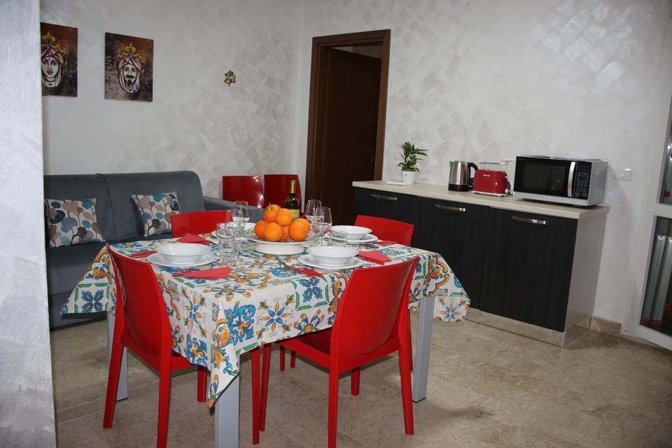 Kitchen or kitchenette, Dining area, pet friendly