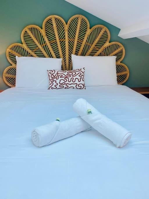Bed, Bedroom, towels
